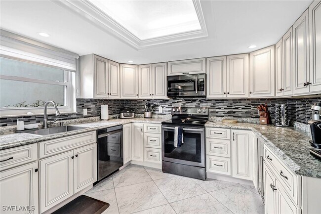 Building Photo - 185 Cypress Way E