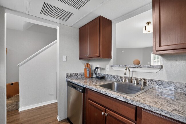 Building Photo - 5550 Folsom Dr