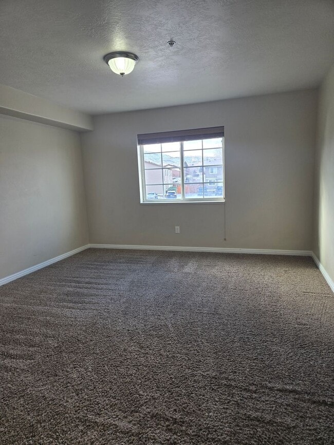 Building Photo - 3 bedroom 2 Bath condo