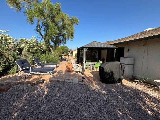 Building Photo - Fantastic Summer Getaway, Short Term Furni...