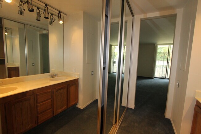 Building Photo - Epic REA: Top Floor 2 BR/2 BA Condo, Pano Views, Balcony, 3-4 Pkg, Storage