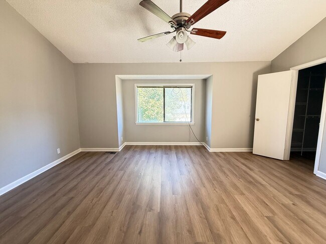 Building Photo - Bellevue!  2 Bedroom / 2 Bath House w/ Loft!  Renovated - Pet Friendly