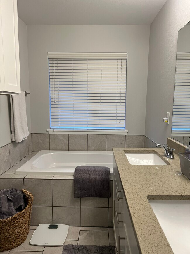 Building Photo - 381 E Lakeshore Dr