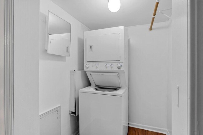Building Photo - 11 Peachtree Hills Ave NE