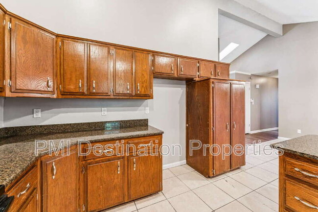Building Photo - 525 NE Karapat Dr