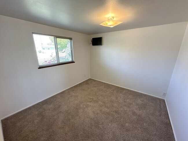 Building Photo - Great Richland location!