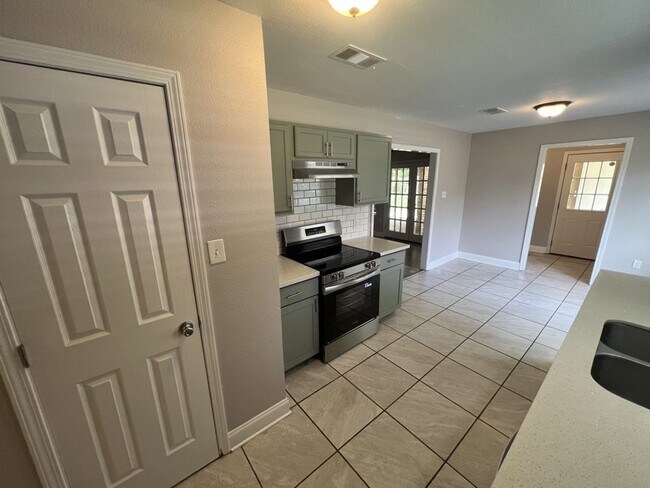 Building Photo - Newly renovated home in Beau Village Subdivision in Denham Springs near I-12