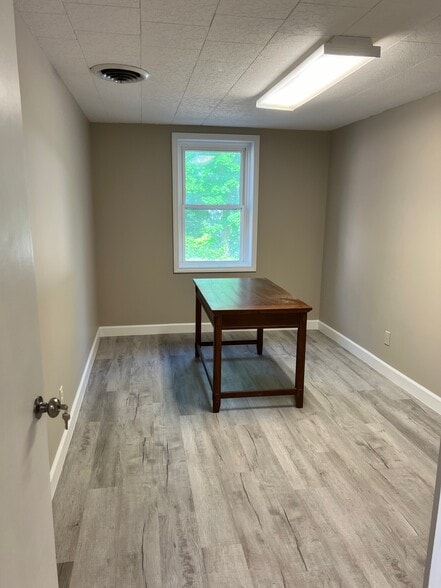 Building Photo - 410 Hillview Plz