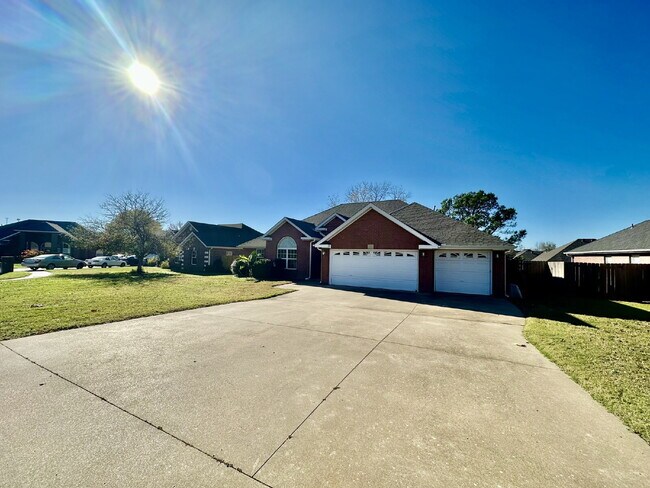 Building Photo - 602 SE Cambridge Pl