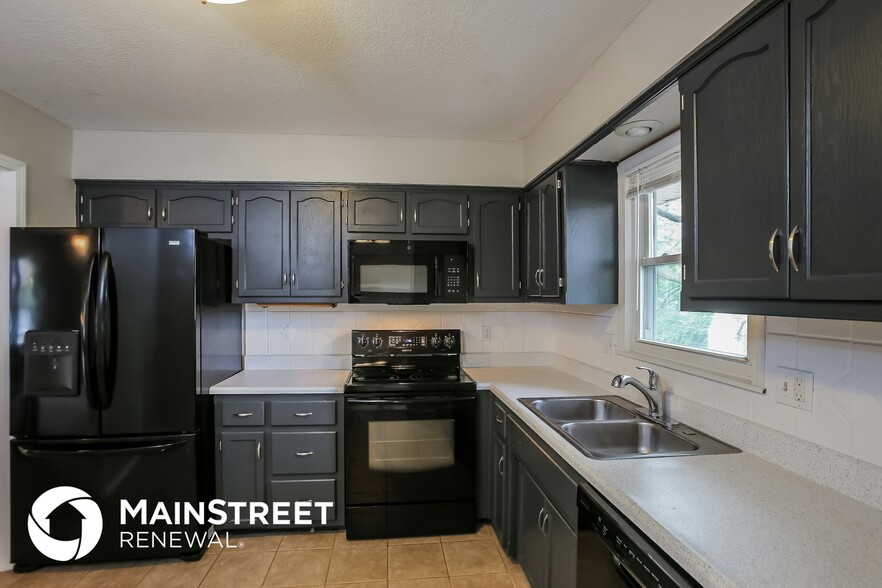 Building Photo - 1018 Amesbury Ave