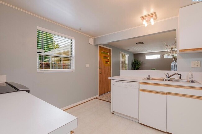 Building Photo - Charming 3-Bedroom Home