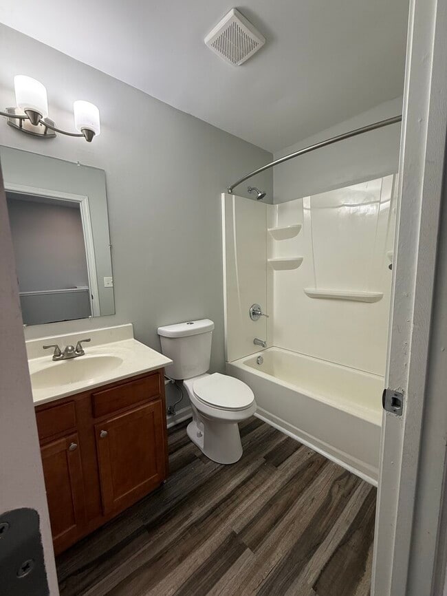 Building Photo - Townhome