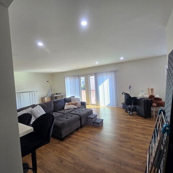 Building Photo - 916 S Sherbourne Dr