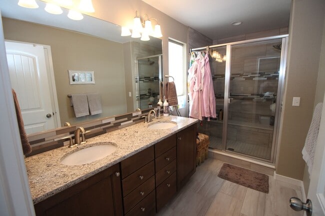 Building Photo - Amazing 4bdrm home in Forest Lakes