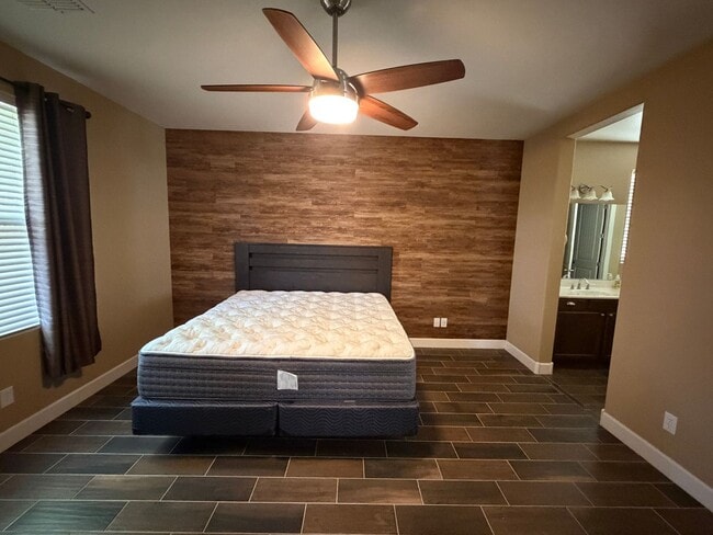 Building Photo - Gated Astoria Home