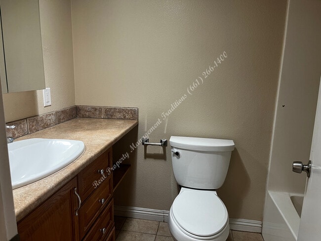 Building Photo - Adorable 2 + 1 in Rosamond