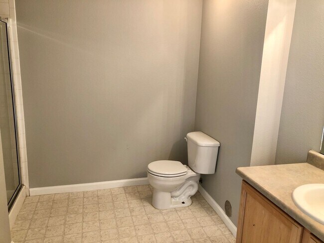 Building Photo - Bright & Inviting 1st Floor Condo for Rent!