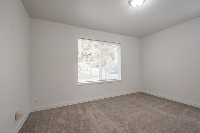 Building Photo - 2490 Maple Ave NE