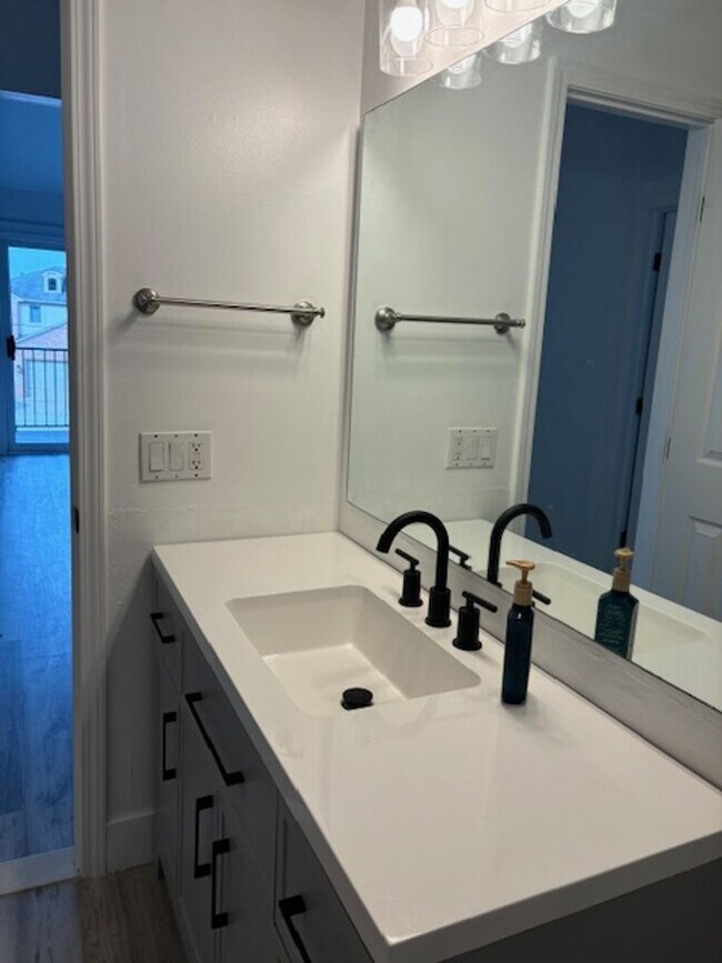 Building Photo - STUNNING LAKE VIEWS, BRIGHTON 3 BEDROOM HOME