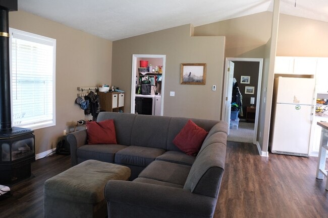 Building Photo - Furnished 3-Bedroom Home in Quiet Victor N...