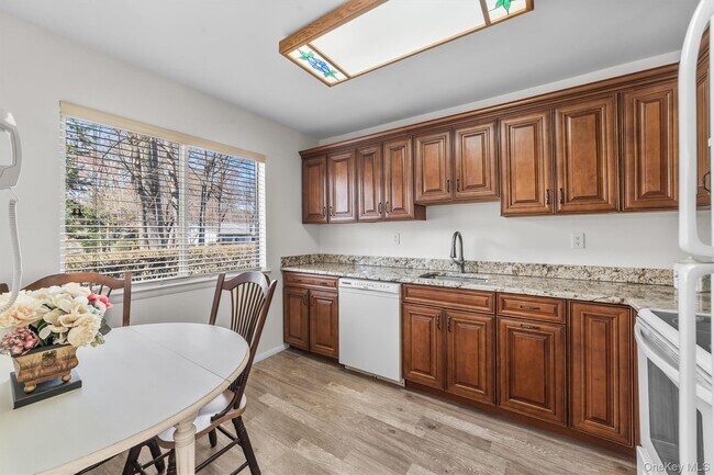 Building Photo - 164 Carriage Ct