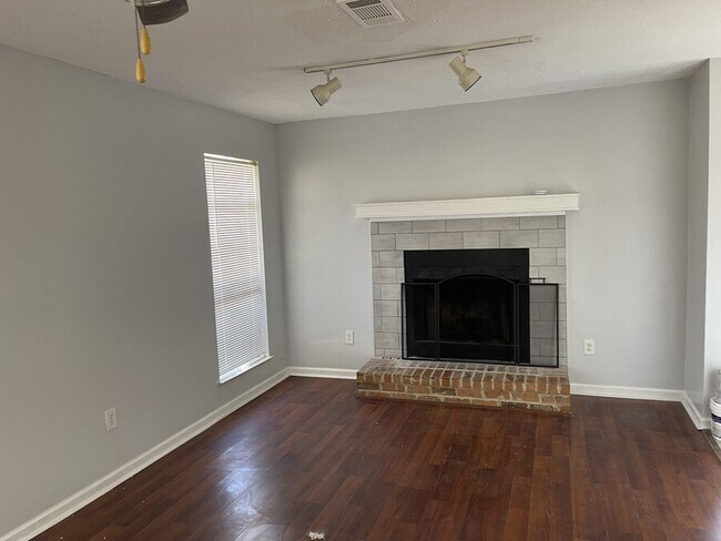 Building Photo - 2636 Westwood Dr