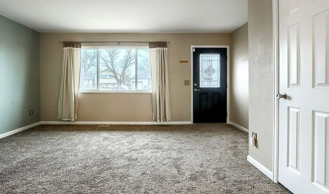 Building Photo - Charming & Spacious 5-Bedroom Home! Detach...