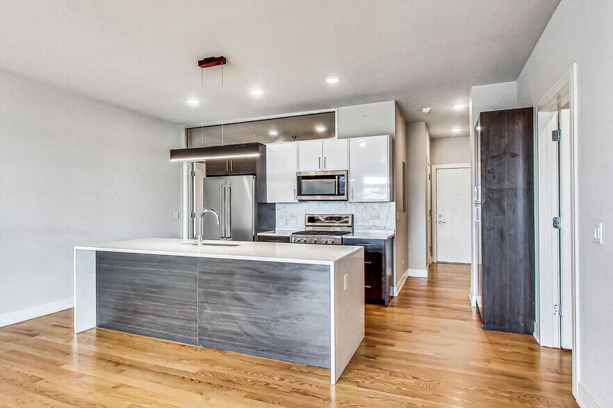 Building Photo - 1641 W Grand Ave