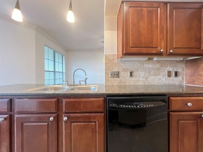 Building Photo - DEAL!! Get $500 off your move-in costs! Valid for new leases with a start date on or before Decem...