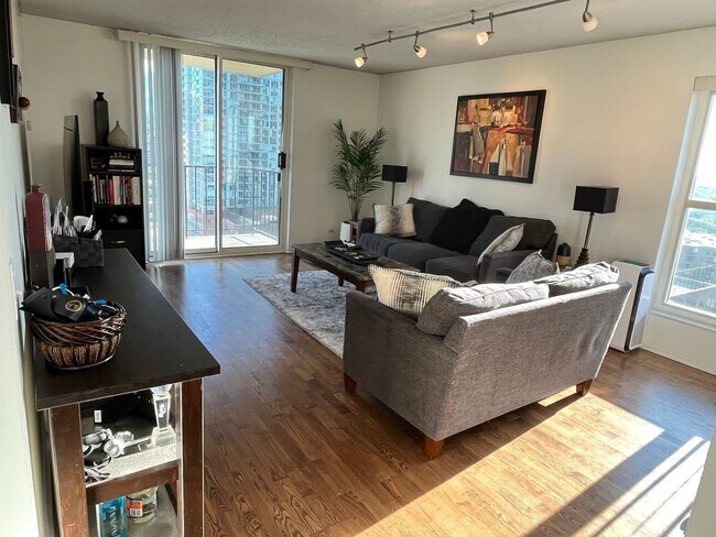 Building Photo - 1212N N La Salle Dr