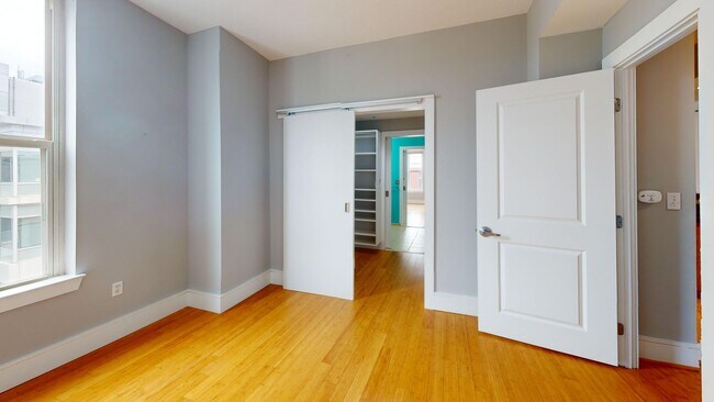 Building Photo - Chinatown 1,000 Square Foot PLUS W/Private...