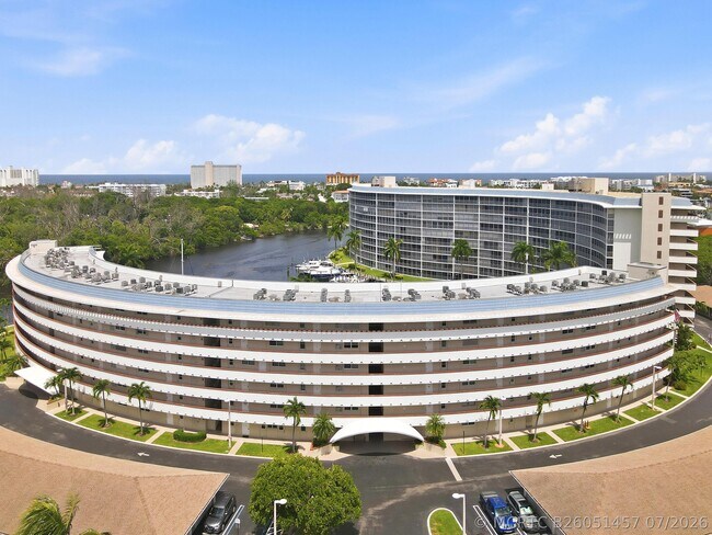 Building Photo - 1427 E Hillsboro Blvd