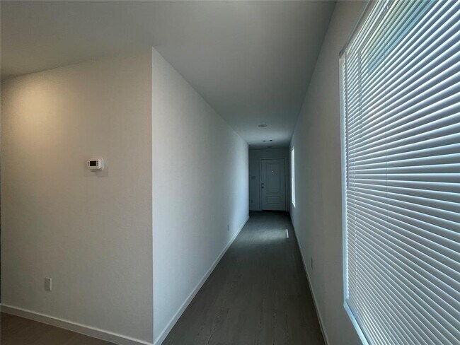 Building Photo - 245 Pastar Fls