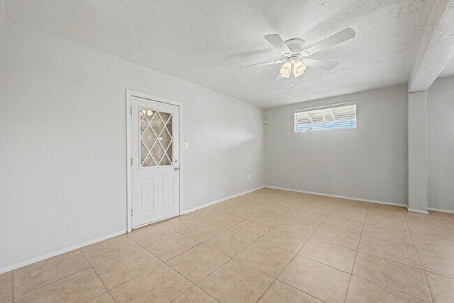 Building Photo - 2514 E Campbell Ave