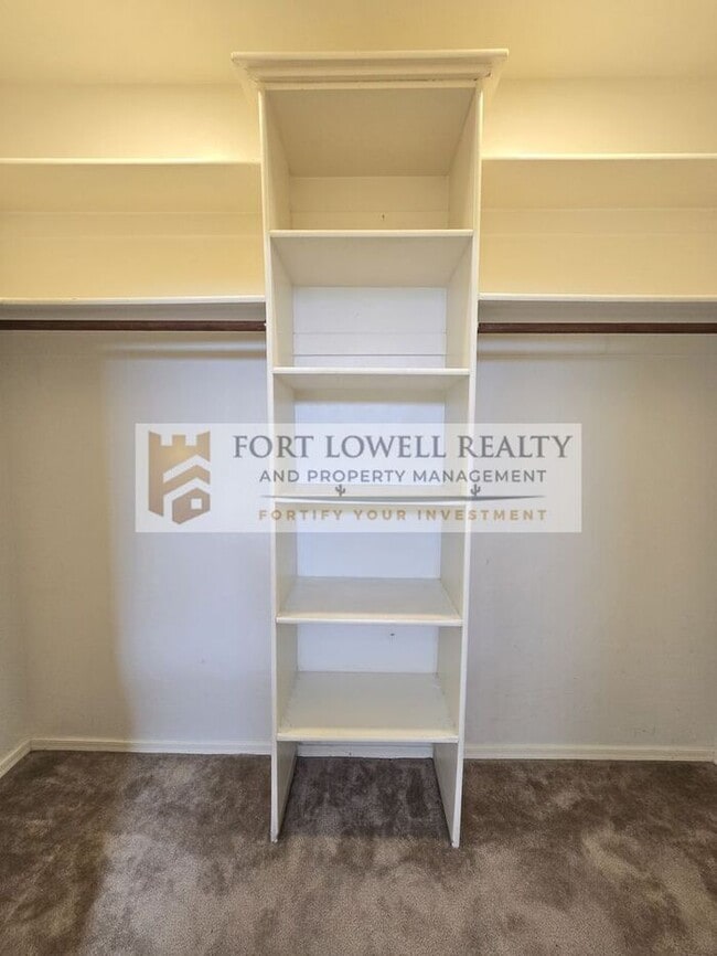 Building Photo - Spacious 3-Bed / 2-Bath Home in Central Tucson with A-Mountain Views!