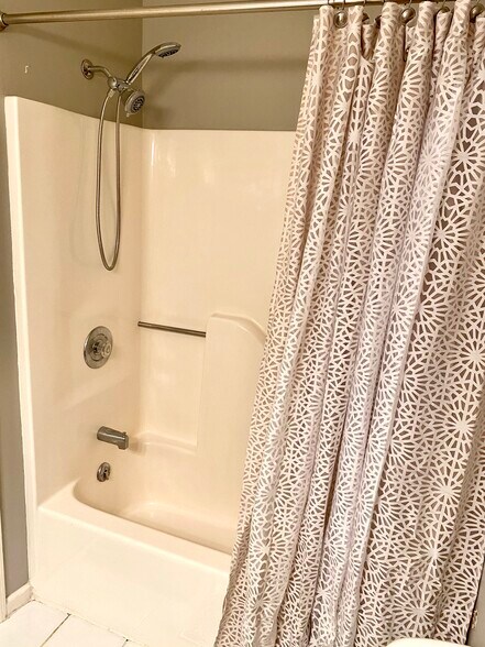 Bedroom 1 bathroom - 816 Oak St