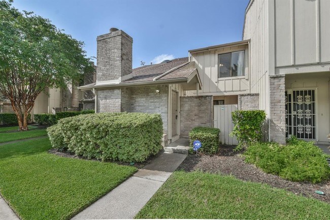 Wonderful convenient location and entrance. - 2816 Windchase Blvd