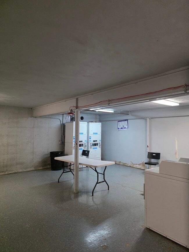 Building Photo - 750 W Dempster St