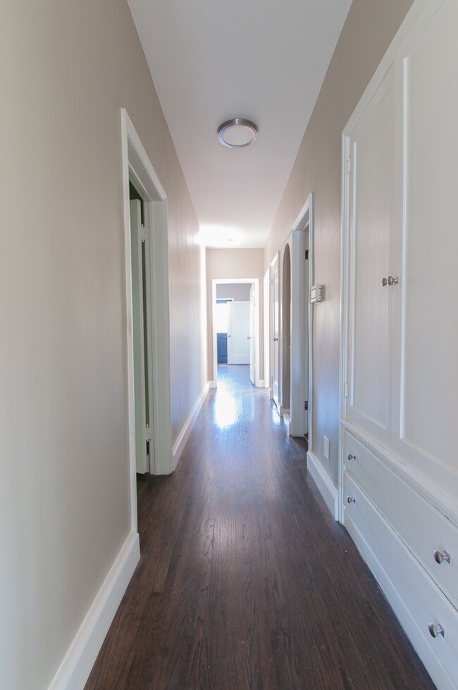 Building Photo - Amazing 3 bed 2.5 bath single family house...