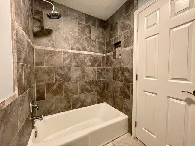 Building Photo - Charming Condo for Rent