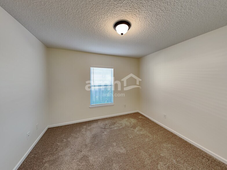 Building Photo - 304 W Silverthorn Ln