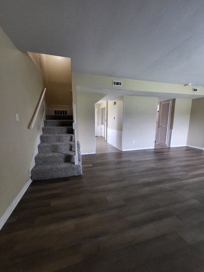 Building Photo - (2) Bed+Study/(2.5) Bath Townhome w/ Pool Access! Available NOW!