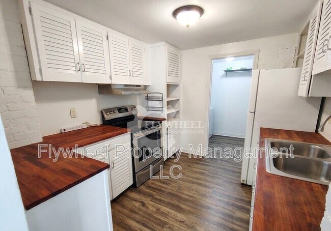 Building Photo - 910 S Crest Rd