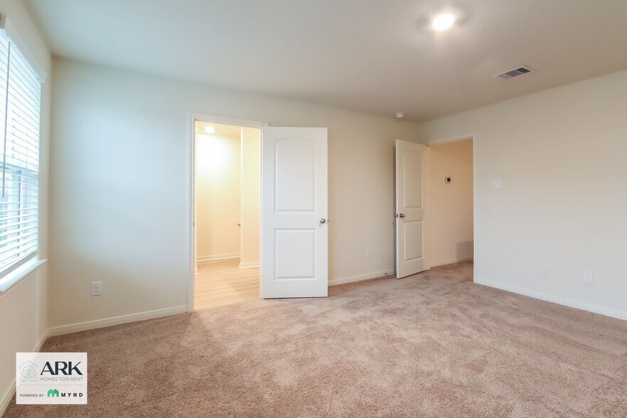 Building Photo - 570 Solomon Ln