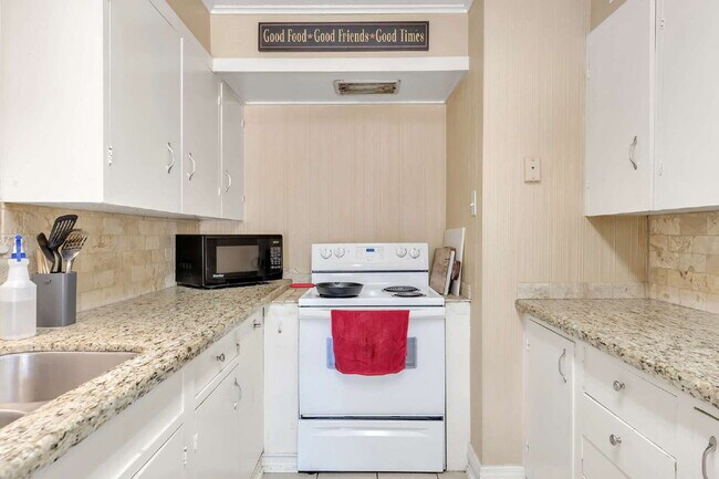 Building Photo - 520 Helena St