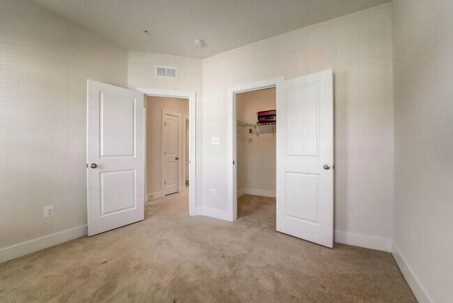 Building Photo - Luxurious 3 BR/2 Full BA & 2 Half BA EOG T...