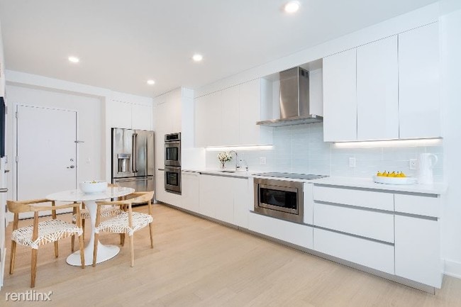 Building Photo - 890 River Rd