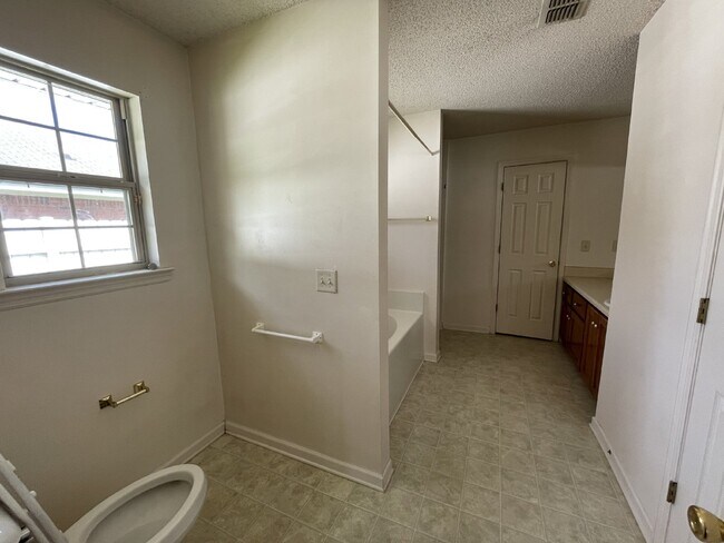 Building Photo - House for Rent