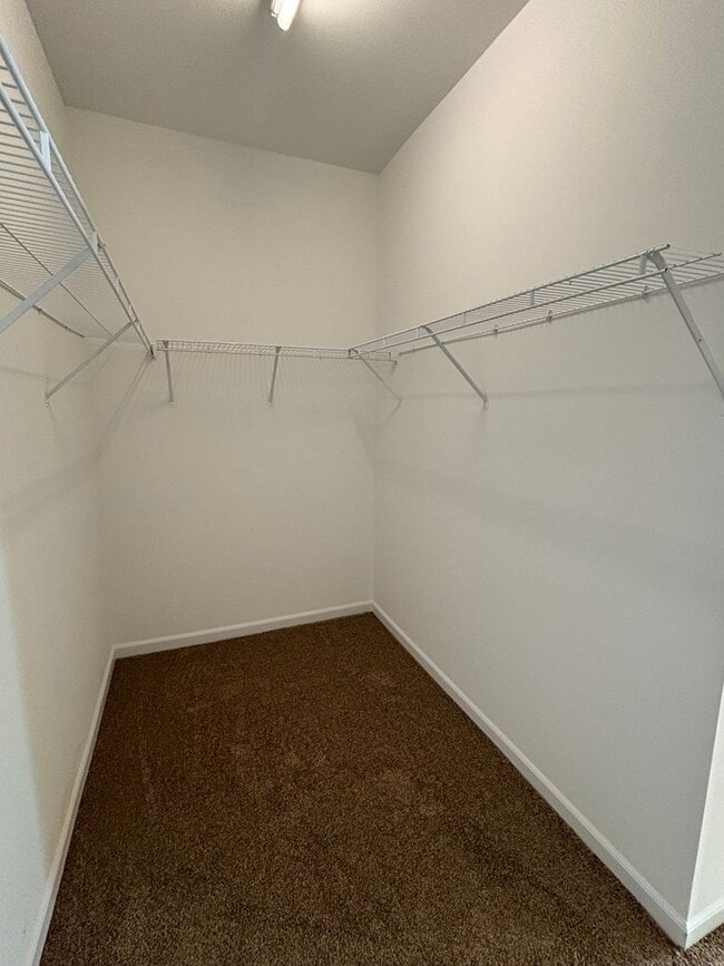 Building Photo - Spacious End Unit 3BR/2.5BA Townhouse