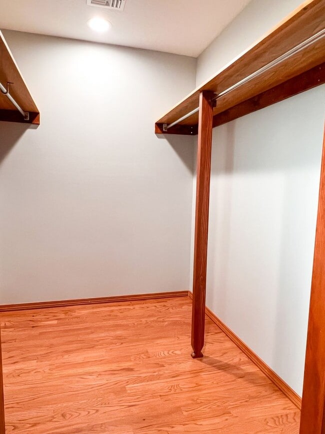 Building Photo - 4BD/2BA SUBURBAN HOME IN COBURG